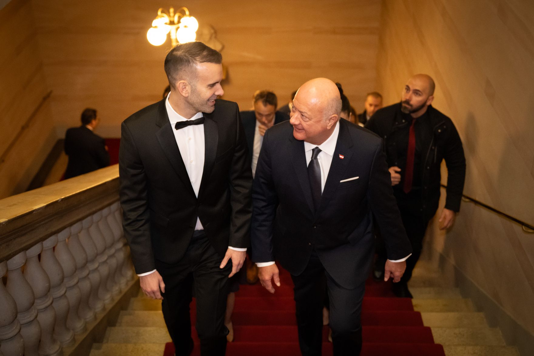 Am 1. J&auml;nner 2026 besuchte Bundeskanzler Christian Stocker (r.) das Neujahrskonzert mit dem Premierminister von Montenegro, Milojko Spajic (l.).