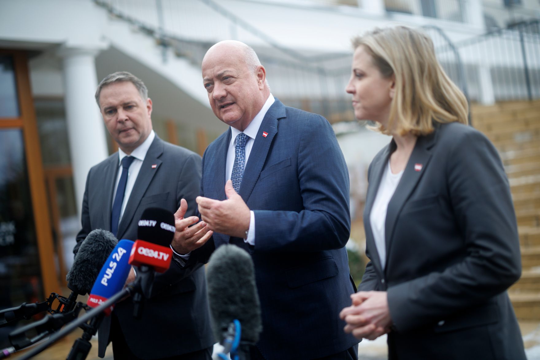 Am 13. J&auml;nner 2026 fand in Mauerbach die Klausurtagung der Bundesregierung statt. Im Bild Bundeskanzler Christian Stocker (m.), Vizekanzler Andreas Babler (l.) und Bundesministerin Beate Meinl-Reisinger (r.) beim Doorstep.