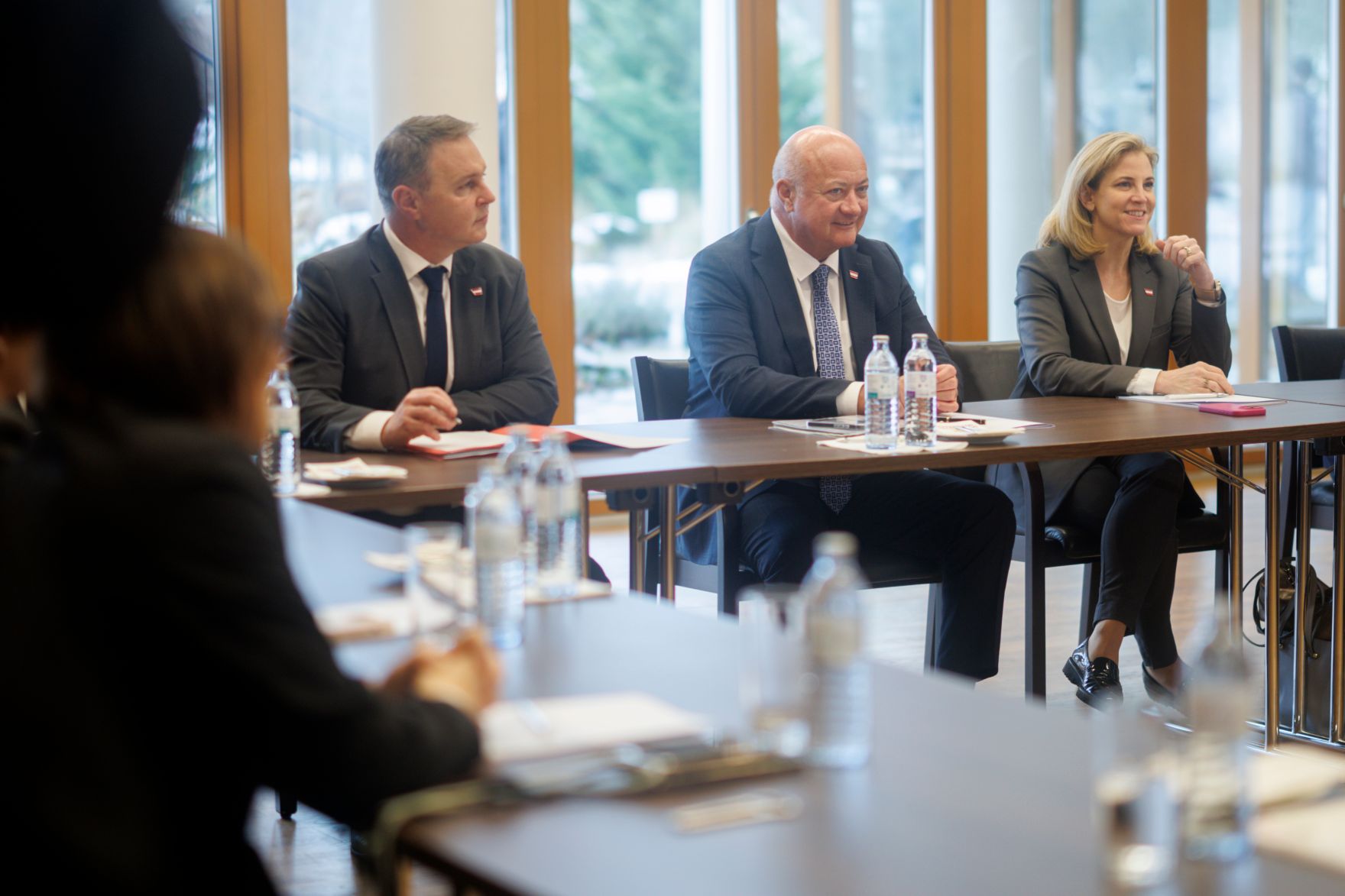 Am 13. J&auml;nner 2026 fand in Mauerbach die Klausurtagung der Bundesregierung statt. Im Bild Bundeskanzler Christian Stocker (m.), Vizekanzler Andreas Babler (l.) und Bundesministerin Beate Meinl-Reisinger (r.).