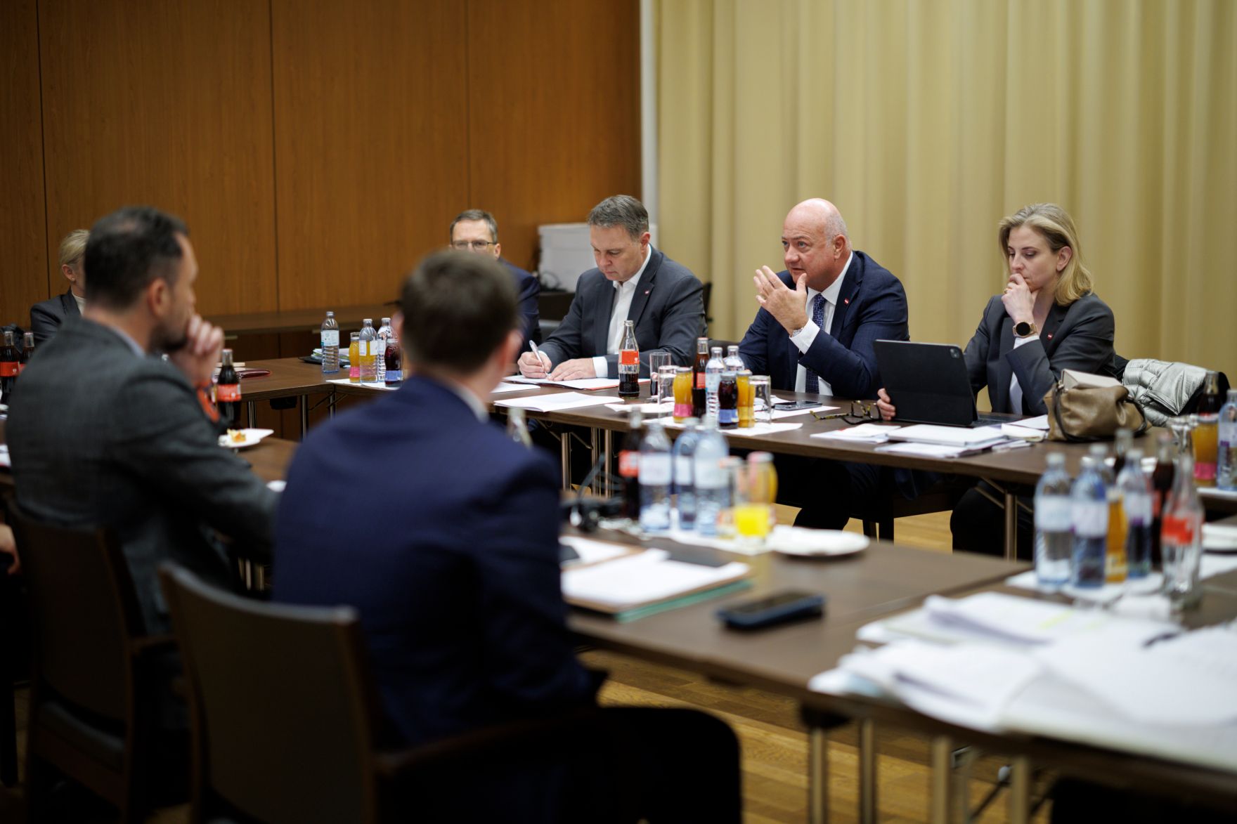 Am 13. J&auml;nner 2026 fand in Mauerbach die Klausurtagung der Bundesregierung statt. Im Bild Bundeskanzler Christian Stocker (m.), Vizekanzler Andreas Babler (l.) und Bundesministerin Beate Meinl-Reisinger (r.).