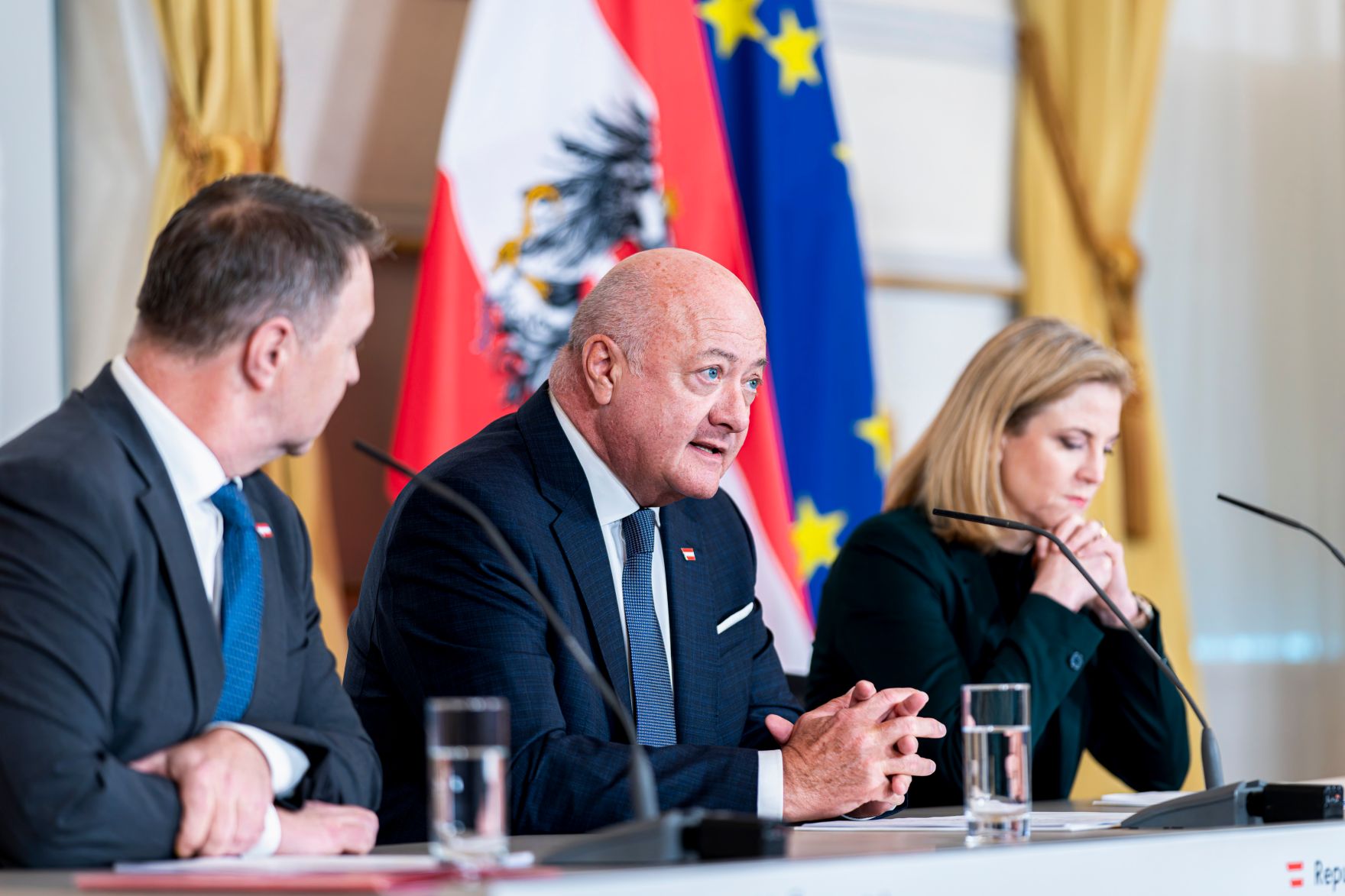 Am 14. J&auml;nner 2026 nahmen Bundeskanzler Christian Stocker (m.), Vizekanzler Andreas Babler (l.) und Bundesministerin Beate Meinl-Reisinger (r.) am Pressefoyer nach dem Ministerrat teil.