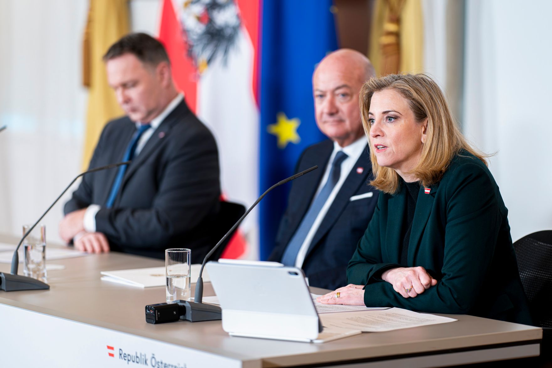 Am 14. J&auml;nner 2026 nahmen Bundeskanzler Christian Stocker (m.), Vizekanzler Andreas Babler (l.) und Bundesministerin Beate Meinl-Reisinger (r.) am Pressefoyer nach dem Ministerrat teil.