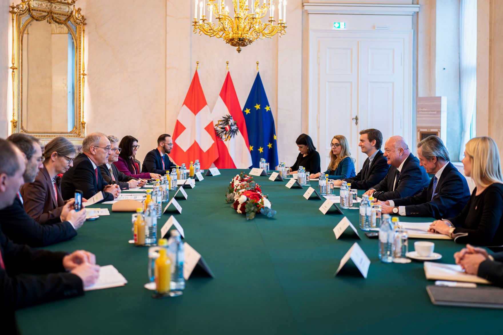 Am 15. J&auml;nner 2026 empfing Bundeskanzler Christian Stocker (3.v.r.) den Bundespr&auml;sidenten der Schweiz Guy Parmelin (4.v.l.) zu einem Arbeitsgespr&auml;ch.