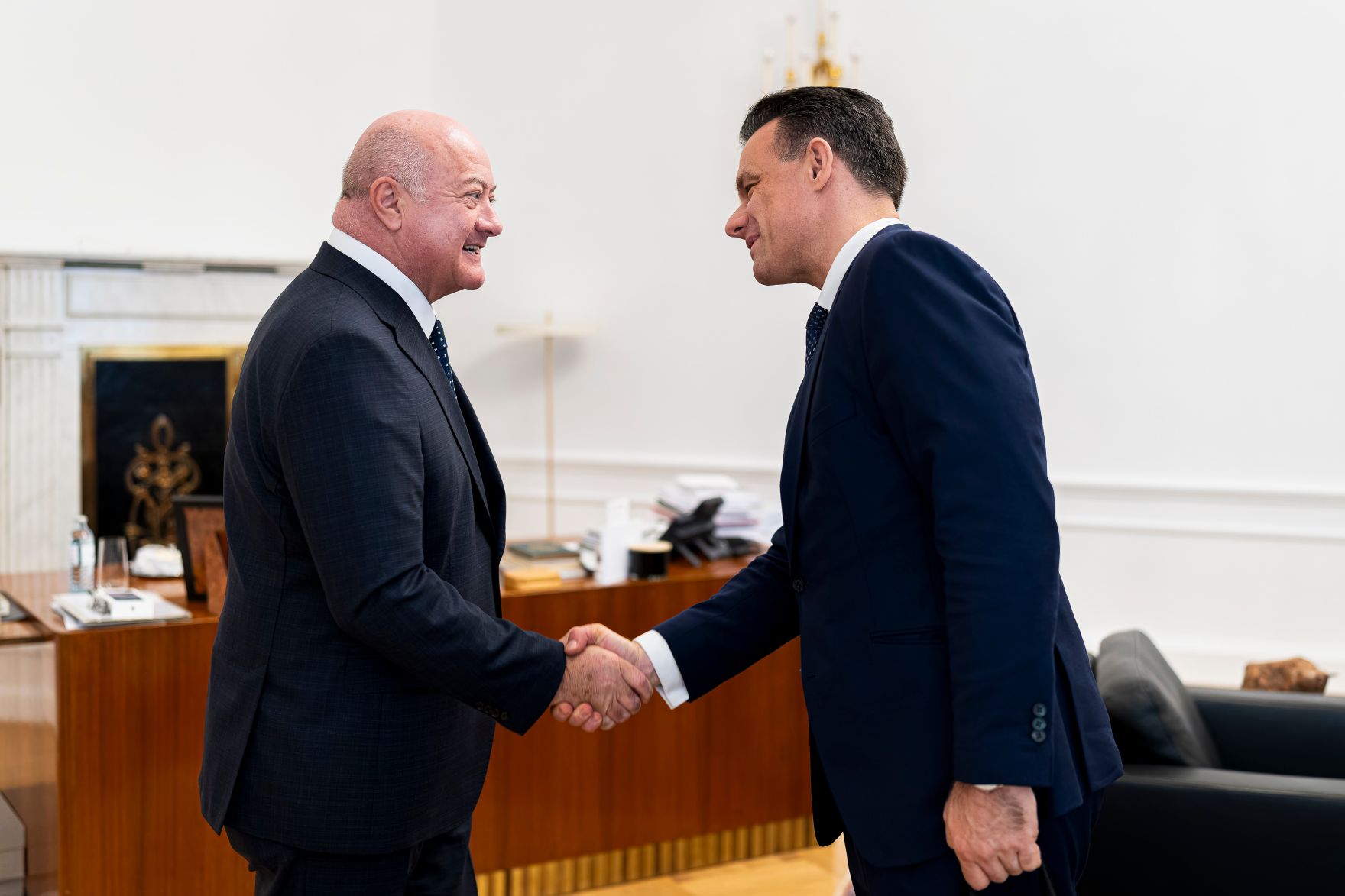 Am 15. J&auml;nner 2026 empfing Bundeskanzler Christian Stocker (l.) den CEO der Wiener B&ouml;rse Christoph Boschan (r.) und den CEO von Wienerberger Heimo Scheuch zu einem Arbeitsgespr&auml;ch.