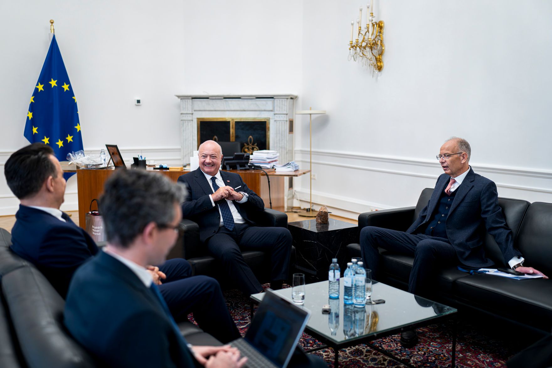 Am 15. J&auml;nner 2026 empfing Bundeskanzler Christian Stocker (m.r.) den CEO der Wiener B&ouml;rse Christoph Boschan (l.) und den CEO von Wienerberger Heimo Scheuch (r.) zu einem Arbeitsgespr&auml;ch.