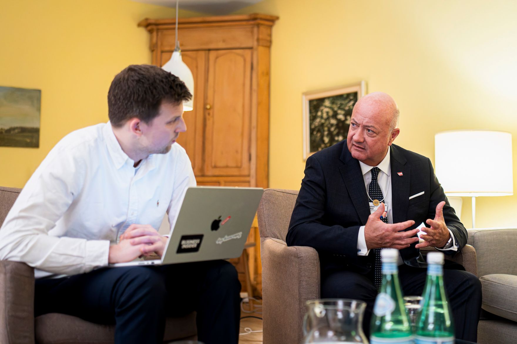 Am 21. J&auml;nner 2026 nahm Bundeskanzler Christian Stocker (r.) am Weltwirtschaftsforum in Davos teil. Im Bild beim Hintergrundgespr&auml;ch.