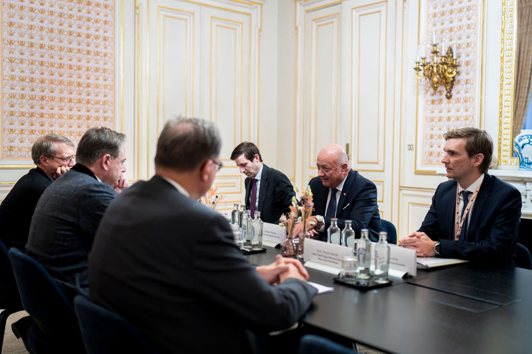 Am 22. J&auml;nner 2026 reiste Bundeskanzler Christian Stocker (m.) nach Br&uuml;ssel und nahm am EU-Sondergipfel teil. Im Bild bei einem Arbeitsgespr&auml;ch mit dem Premierminister von Belgien, Bart De Wever (2.v.l.).