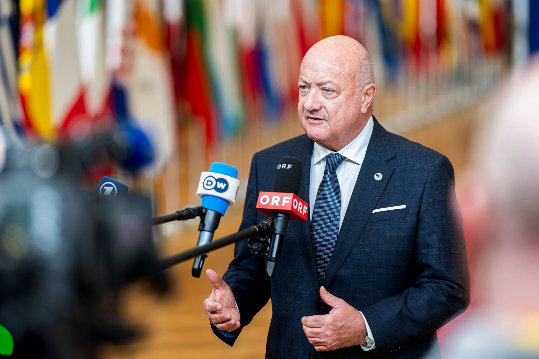 Am 22. J&auml;nner 2026 reiste Bundeskanzler Christian Stocker (m.) nach Br&uuml;ssel und nahm am EU-Sondergipfel teil. Im Bild beim Doorstep.