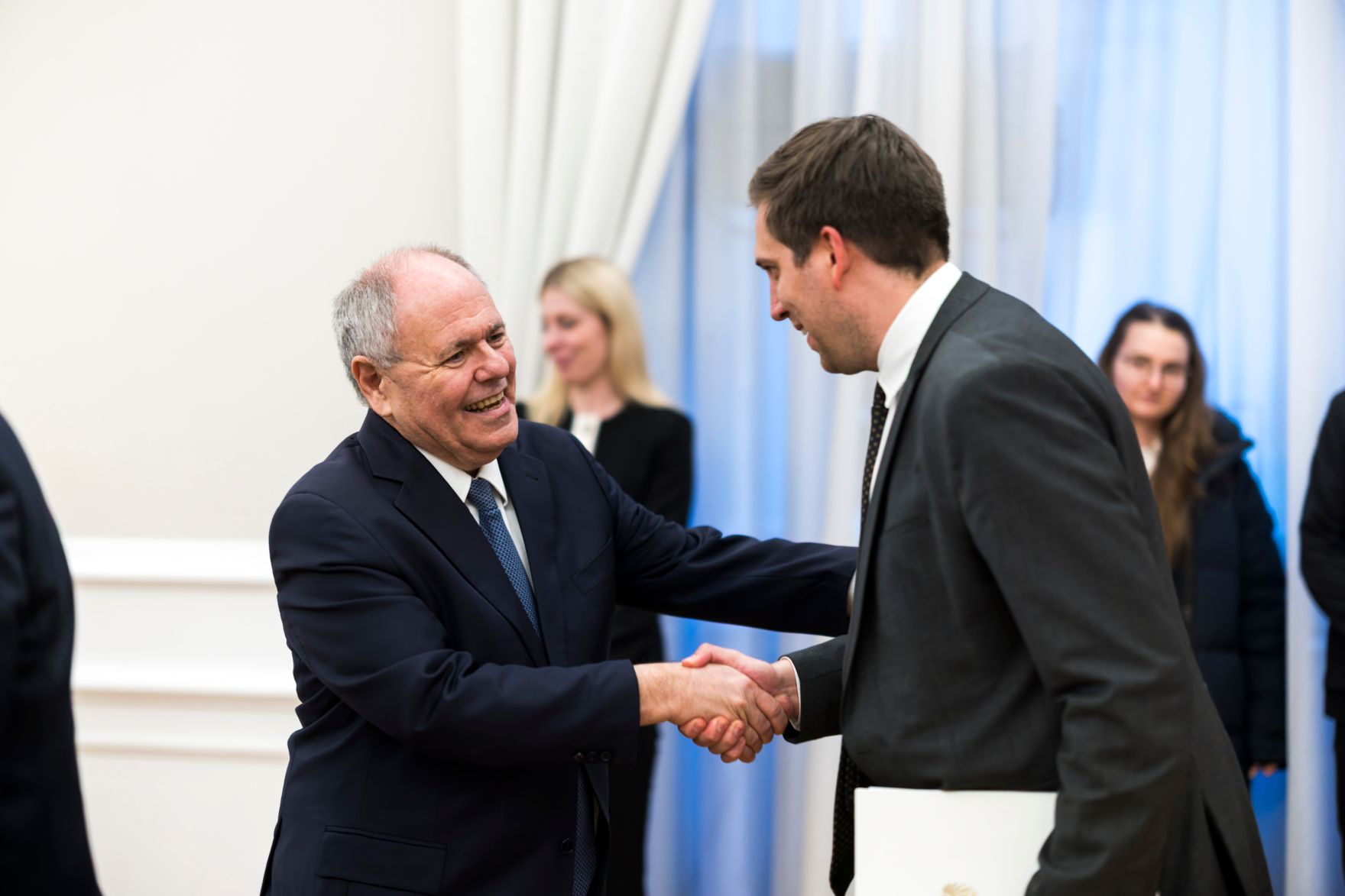 Am 26. J&auml;nner 2026 empfing Bundeskanzler Christian Stocker den Vorstandsvorsitzenden von Yad Vashem, Dani Dayan (l.) zu einem Arbeitsgespr&auml;ch im Bundeskanzleramt. Im Bild mit Staatssekret&auml;r Alexander Pr&ouml;ll (r.).