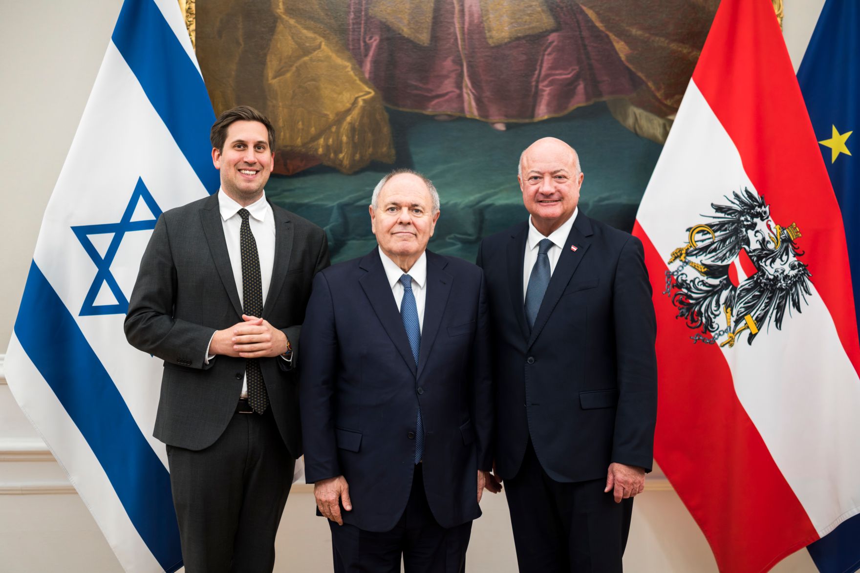 Am 26. J&auml;nner 2026 empfing Bundeskanzler Christian Stocker (r.) den Vorstandsvorsitzenden von Yad Vashem, Dani Dayan (m.) zu einem Arbeitsgespr&auml;ch im Bundeskanzleramt. Im Bild mit Staatssekret&auml;r Alexander Pr&ouml;ll (l.).