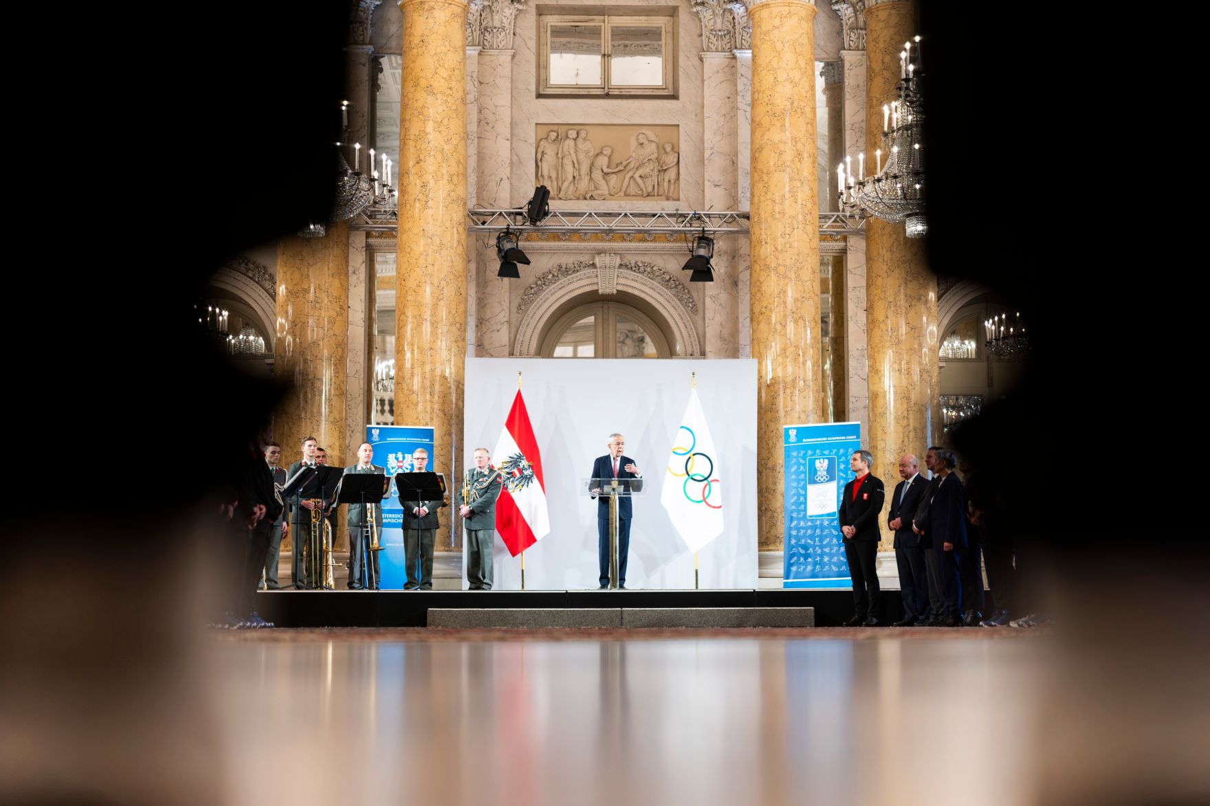 Am 28. J&auml;nner 2026 nahm Bundeskanzler Christian Stocker an der Vereidigung der Olympiadelegation teil. Im Bild Bundespr&auml;sident Alexander Van der Bellen (m.).