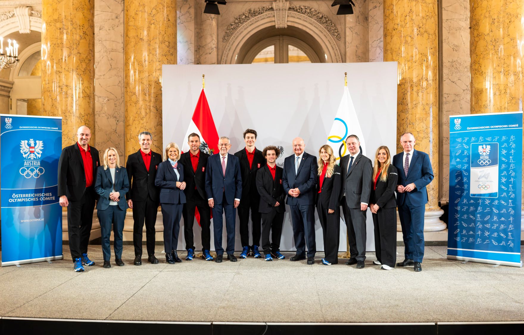 Am 28. J&auml;nner 2026 nahm Bundeskanzler Christian Stocker (5.v.r.) an der Vereidigung der Olympiadelegation teil. Im Bild mit Bundespr&auml;sident Alexander Van der Bellen (6.v.l.), Vizekanzler Andreas Babler (3.v.l.), Bundesminister Gerhard Karner (r.), Bundesministerin Klaudia Tanner (4.v.l.) und Staatssekret&auml;rin Michaela Schmidt (2.v.l.).