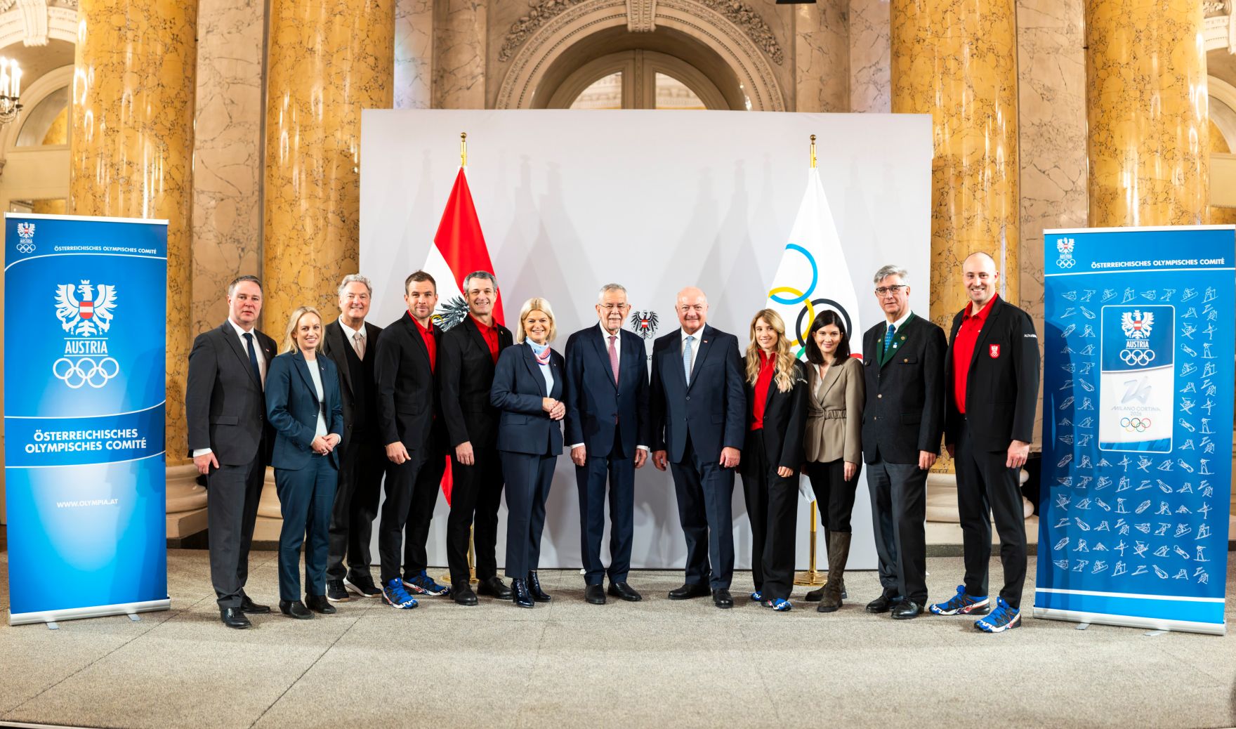 Am 28. J&auml;nner 2026 nahm Bundeskanzler Christian Stocker (5.v.r.) an der Vereidigung der Olympiadelegation teil. Im Bild mit Bundespr&auml;sident Alexander Van der Bellen (6.v.r.), Vizekanzler Andreas Babler (l.), Bundesministerin Klaudia Tanner (6.v.l.) und Staatssekret&auml;rin Michaela Schmidt (2.v.l.).
