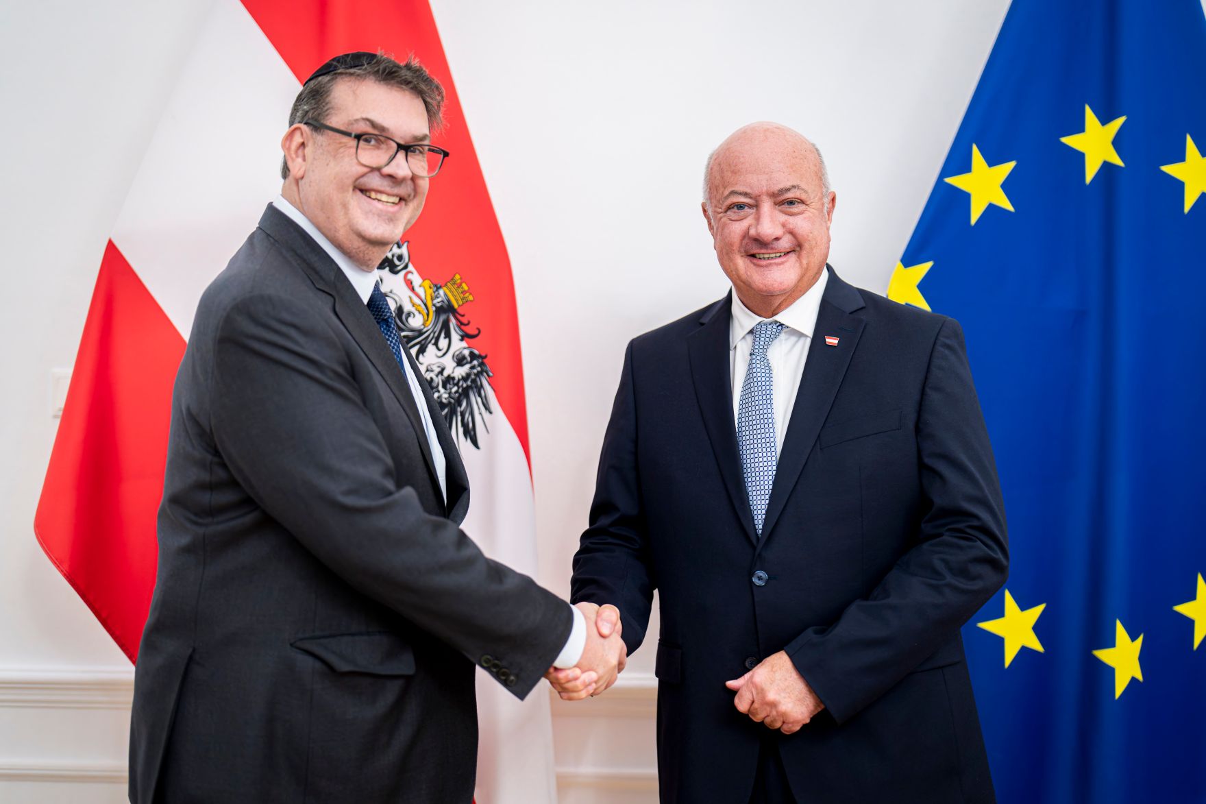 Am 28. J&auml;nner 2026 empfing Bundeskanzler Christian Stocker (r.) den Pr&auml;sidenten der Israelitischen Kultusgemeinde Wien Oskar Deutsch (l.) zu einem Arbeitsgespr&auml;ch im Bundeskanzleramt.