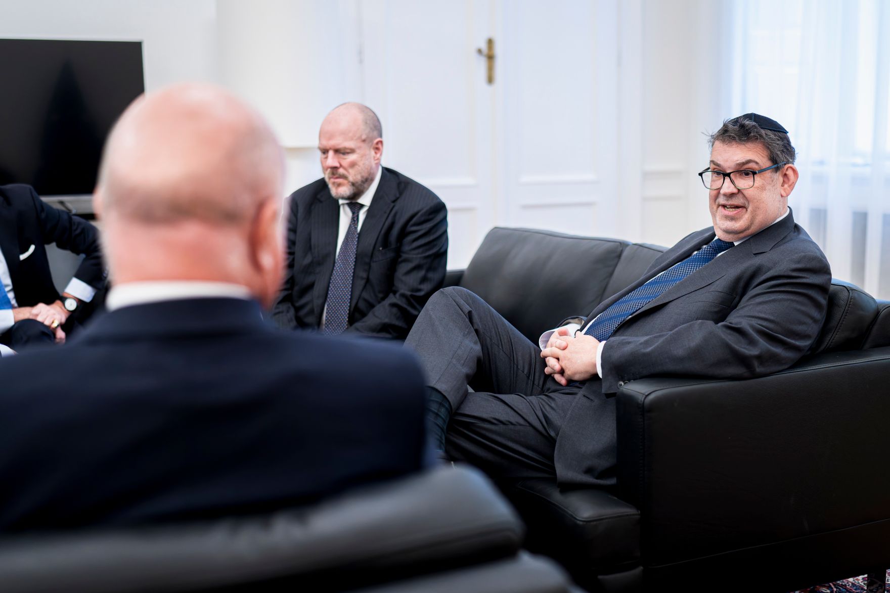 Am 28. J&auml;nner 2026 empfing Bundeskanzler Christian Stocker (r.) den Pr&auml;sidenten der Israelitischen Kultusgemeinde Wien Oskar Deutsch (l.) zu einem Arbeitsgespr&auml;ch im Bundeskanzleramt.