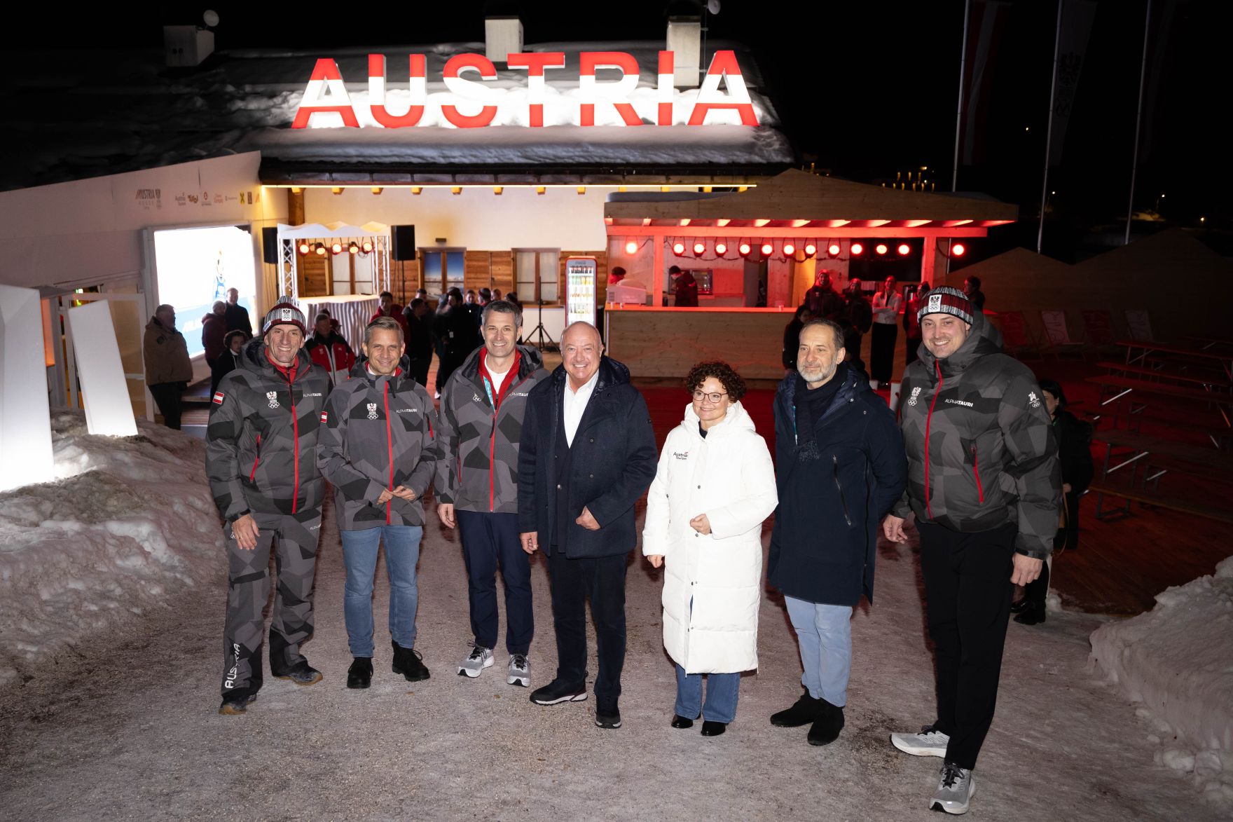 Am 7. Februar 2026 besuchte Bundeskanzler Christian Stocker (m.) die Olympischen Winterspiele in Cortina d'Ampezzo.