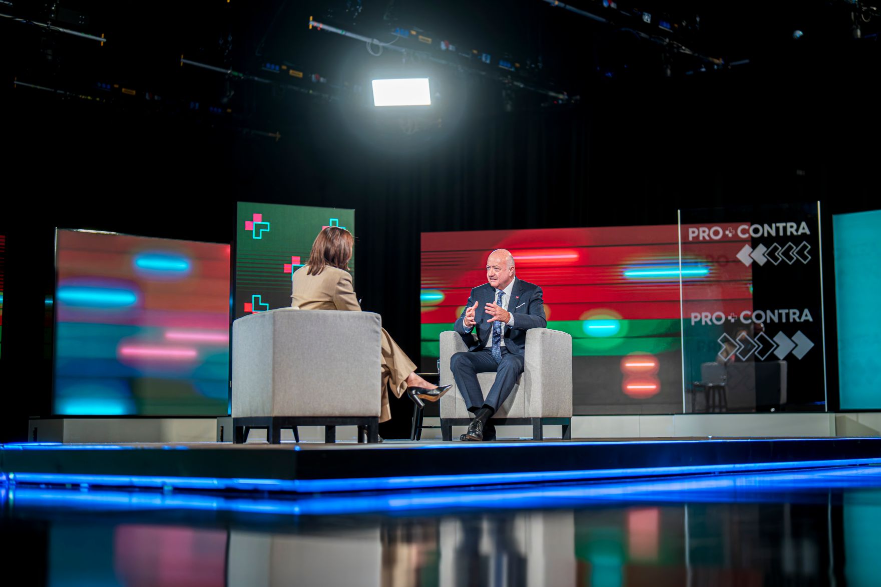 Am 10. Februar 2026 nahm Bundeskanzler Christian Stocker (r.) am Pro und Contra Spezial bei Puls24 teil. Im Bild mit Moderatorin Manuela Raidl (l.).