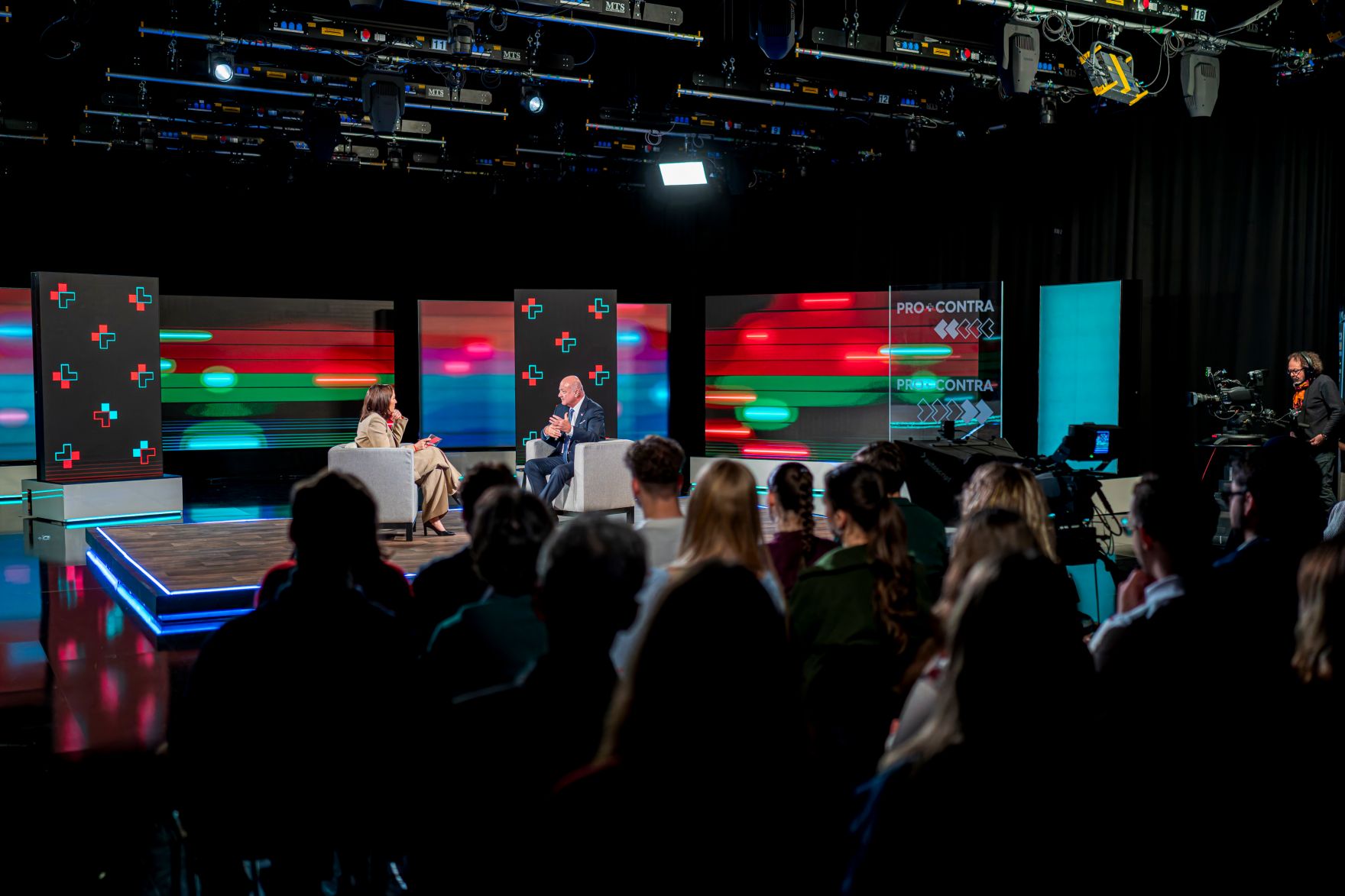 Am 10. Februar 2026 nahm Bundeskanzler Christian Stocker (r.) am Pro und Contra Spezial bei Puls24 teil. Im Bild mit Moderatorin Manuela Raidl.