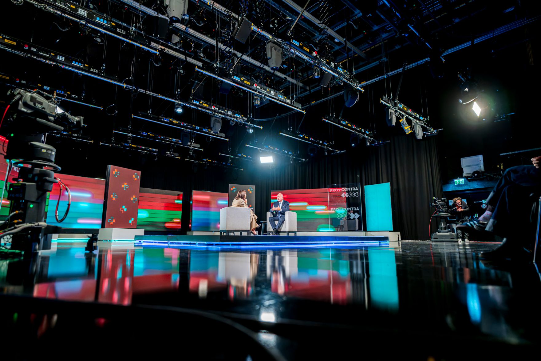 Am 10. Februar 2026 nahm Bundeskanzler Christian Stocker (r.) am Pro und Contra Spezial bei Puls24 teil. Im Bild mit Moderatorin Manuela Raidl.