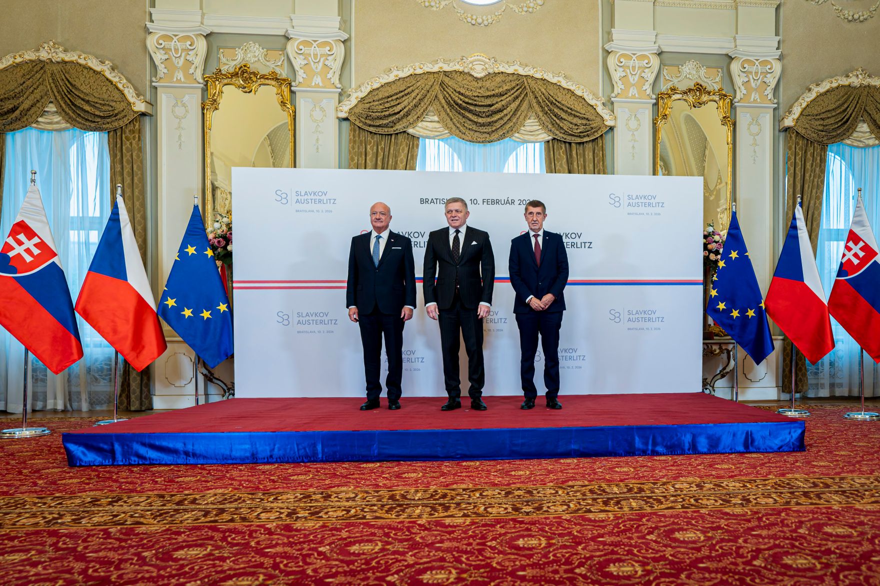 Am 10. Februar 2026 nahm Bundeskanzler Christian Stocker (l.) gemeinsam mit dem Ministerpr&auml;sidenten von Tschechien Andrej Babi&scaron; (r.) und dem Ministerpr&auml;sidenten der Slowakei Robert Fico (m.) am Slavkov Format in Bratislava teil.