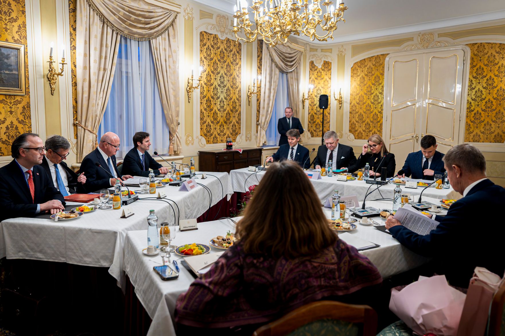 Am 10. Februar 2026 nahm Bundeskanzler Christian Stocker (3.v.l.) gemeinsam mit dem Ministerpr&auml;sidenten von Tschechien Andrej Babi&scaron; (r.) und dem Ministerpr&auml;sidenten der Slowakei Robert Fico (4.v.r.) am Slavkov Format in Bratislava teil.