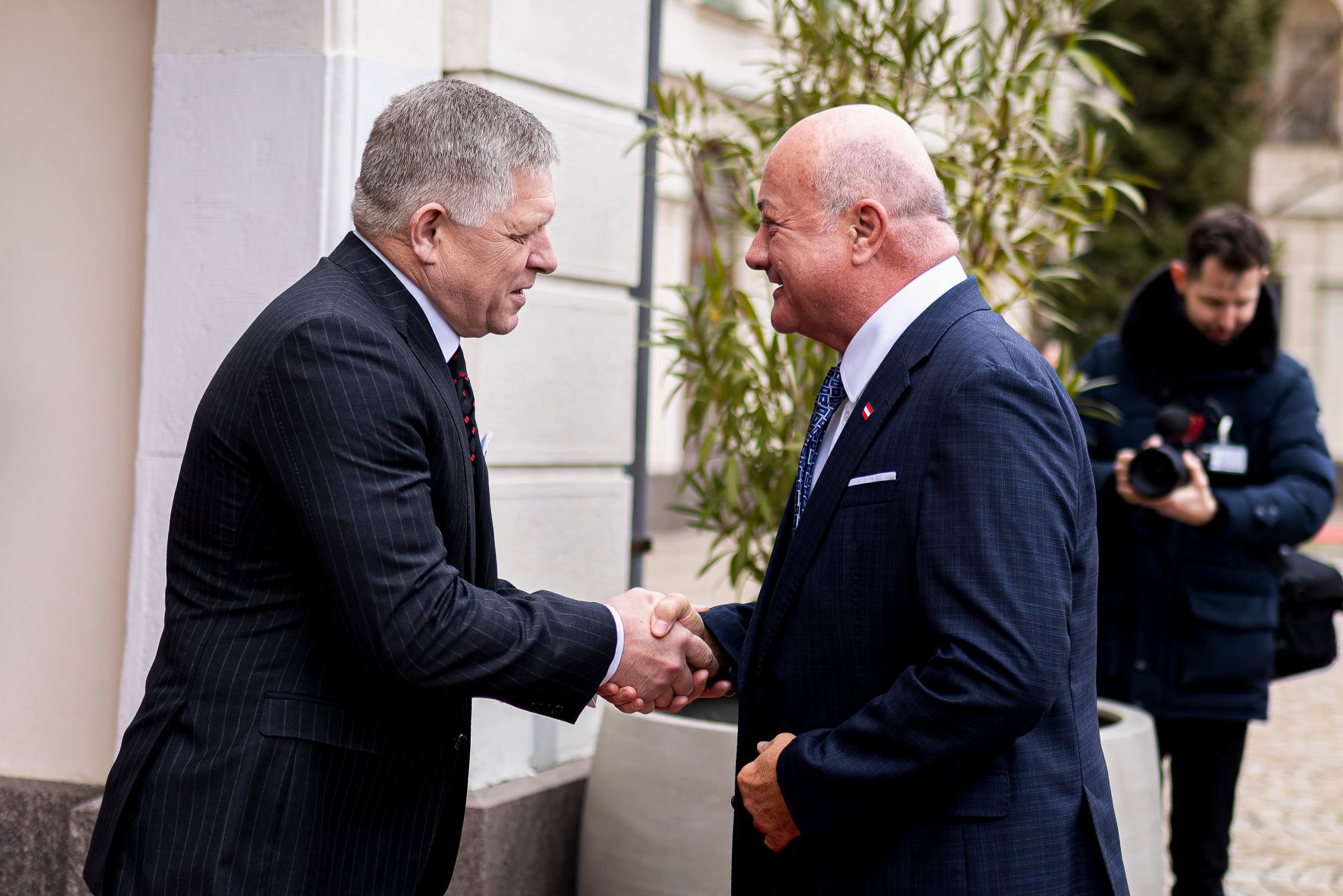 Am 10. Februar 2026 nahm Bundeskanzler Christian Stocker (m.) gemeinsam mit dem Ministerpr&auml;sidenten von Tschechien Andrej Babi&scaron; und dem Ministerpr&auml;sidenten der Slowakei Robert Fico (l.) am Slavkov Format in Bratislava teil.