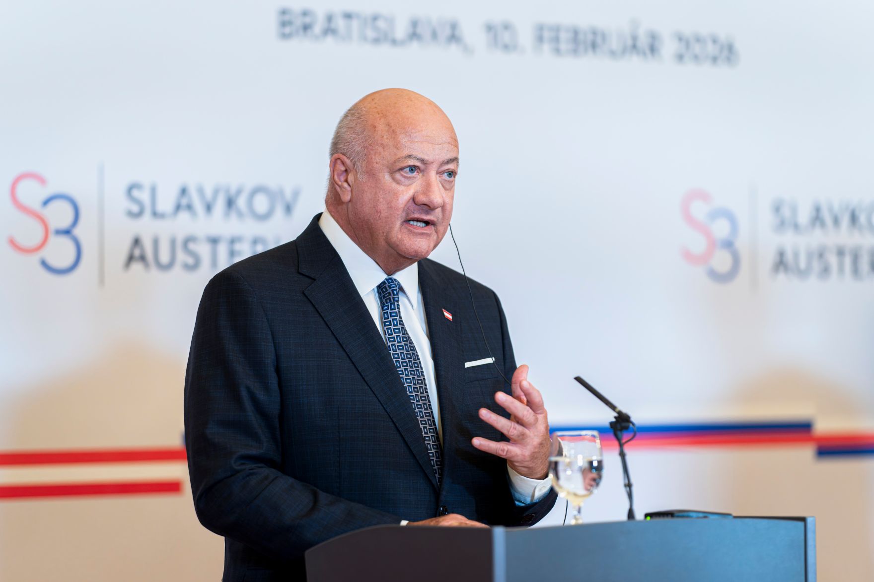 Am 10. Februar 2026 nahm Bundeskanzler Christian Stocker (im Bild) gemeinsam mit dem Ministerpr&auml;sidenten von Tschechien Andrej Babi&scaron; und dem Ministerpr&auml;sidenten der Slowakei Robert Fico am Slavkov Format in Bratislava teil. Im Bild beim Pressestatement.