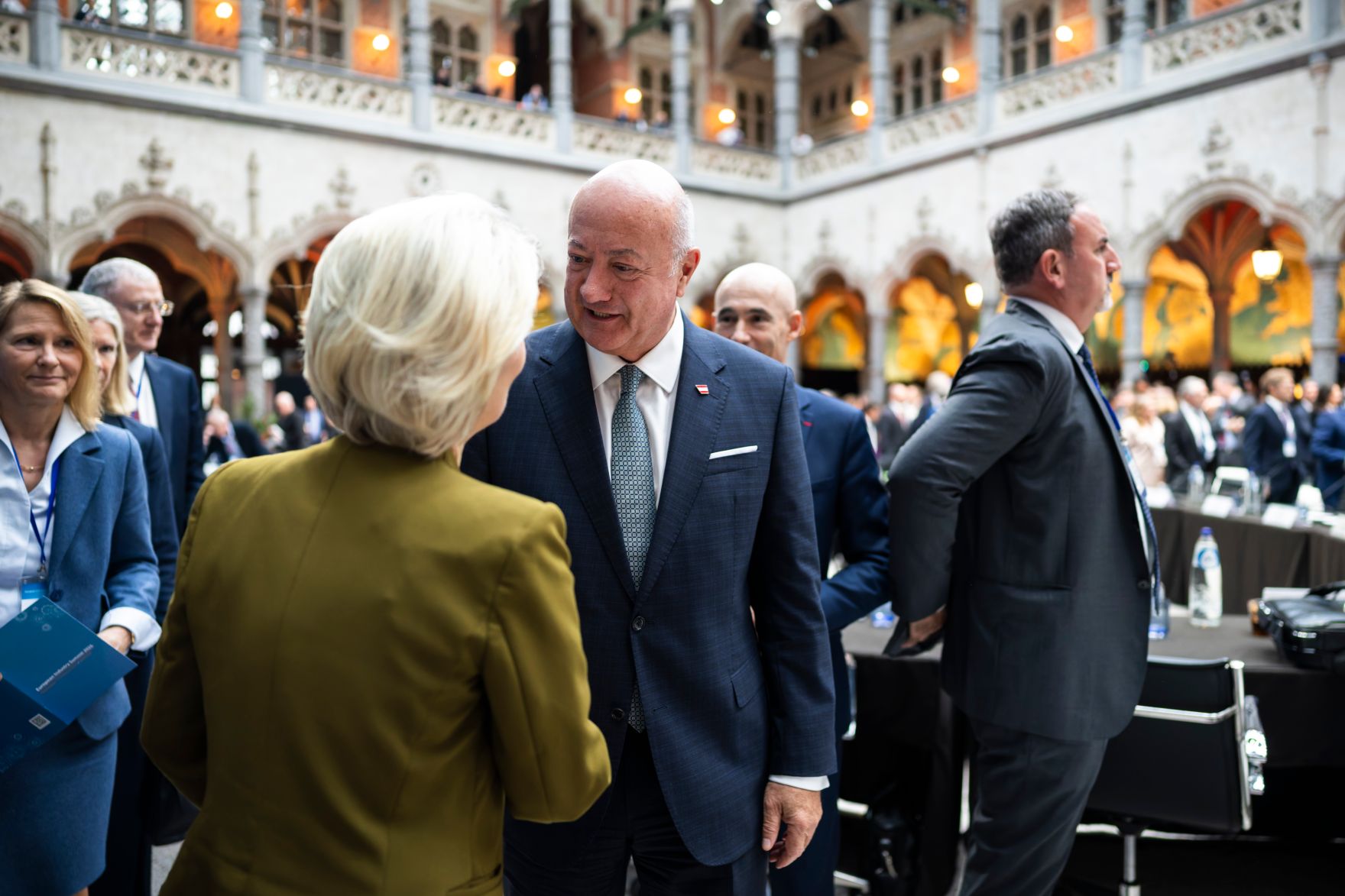 Am 11. Februar 2026 nahm Bundeskanzler Christian Stocker (m.r.) am &bdquo;European Industry Summit 2026&ldquo; in Antwerpen teil. Im Bild mit der Pr&auml;sidentin der Europ&auml;ischen Kommission Ursula von der Leyen (m.l.).