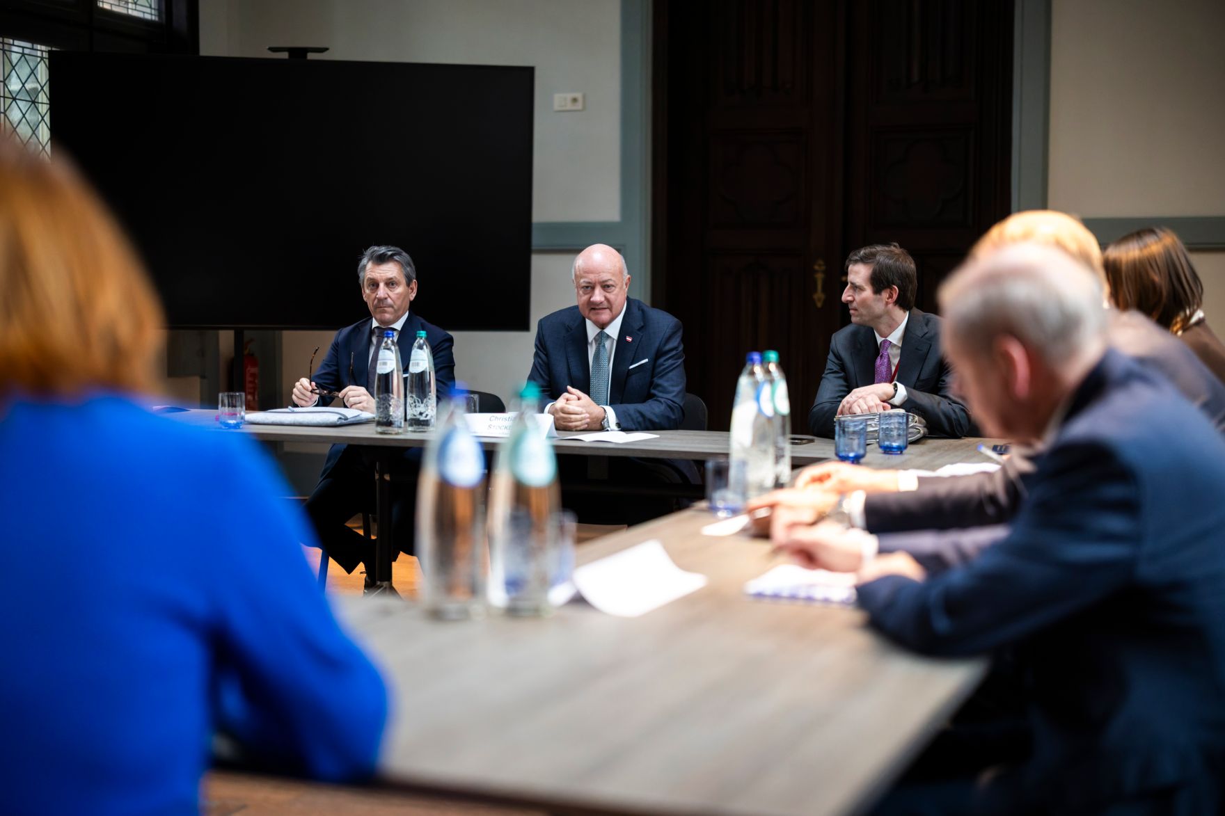 Am 11. Februar 2026 nahm Bundeskanzler Christian Stocker (3.v.l.) am &bdquo;European Industry Summit 2026&ldquo; in Antwerpen teil. Im Bild beim Pressebriefing.