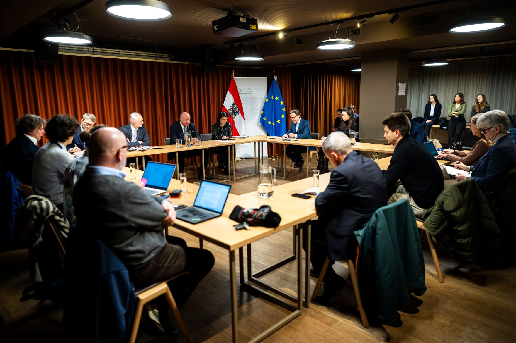 Am 11. Februar 2026 nahm Bundeskanzler Christian Stocker (6.v.l.) am &bdquo;European Industry Summit 2026&ldquo; in Antwerpen teil. Im Bild beim Pressebriefing.