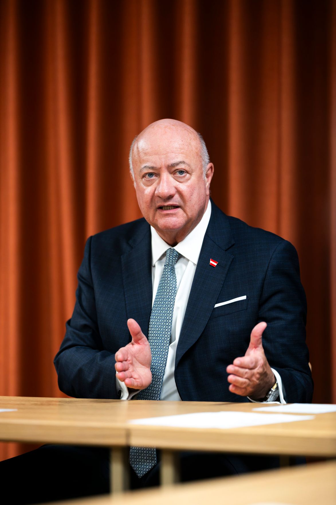 Am 11. Februar 2026 nahm Bundeskanzler Christian Stocker (im Bild) am &bdquo;European Industry Summit 2026&ldquo; in Antwerpen teil. Im Bild beim Pressebriefing.