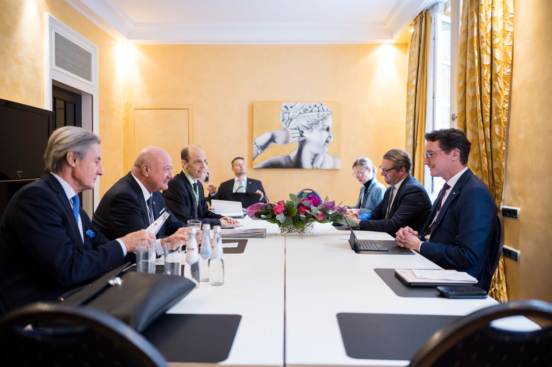 Am 13. Februar 2026 nahm Bundeskanzler Christian Stocker (2.v.l.) an der M&uuml;nchner Sicherheitskonferenz teil. Im Bild bei einem Arbeitsgespr&auml;ch mit dem Ministerpr&auml;sidenten von Nordrhein-Westfalen Hendrik W&uuml;st (r.).