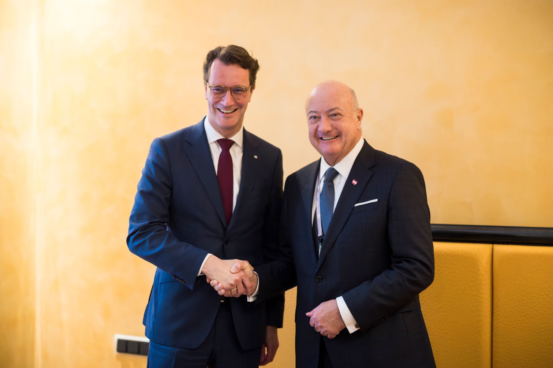 Am 13. Februar 2026 nahm Bundeskanzler Christian Stocker (r.) an der M&uuml;nchner Sicherheitskonferenz teil. Im Bild bei einem Arbeitsgespr&auml;ch mit dem Ministerpr&auml;sidenten von Nordrhein-Westfalen Hendrik W&uuml;st (l.).