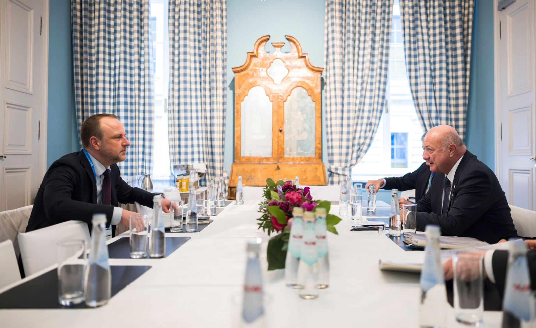 Am 13. Februar 2026 nahm Bundeskanzler Christian Stocker (r.) an der M&uuml;nchner Sicherheitskonferenz teil. Im Bild mit dem Professor f&uuml;r Sicherheitsstudien am King&rsquo;s College London Peter R. Neumann (l.).
