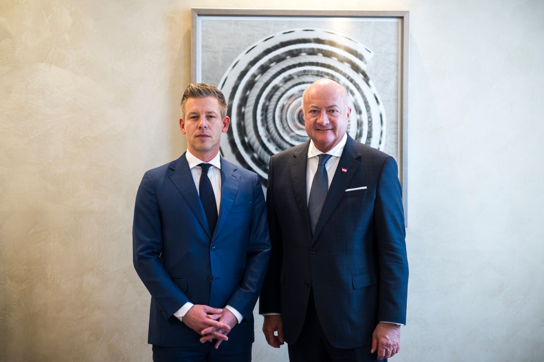 Am 13. Februar 2026 nahm Bundeskanzler Christian Stocker (r.) an der M&uuml;nchner Sicherheitskonferenz teil. Im Bild mit dem ungarischen Oppositionsf&uuml;hrer Peter Magyar (l.).