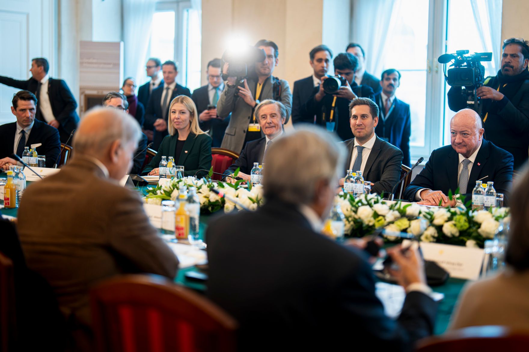 Am 16. Februar 2026 empfing Bundeskanzler Christian Stocker (2.v.r.) den Premierminister der Islamischen Republik Pakistan Muhammad Shehbaz Sharif (3.v.l.) zu einem Arbeitsgespr&auml;ch. Im Bild mit Staatssekret&auml;r Alexander Pr&ouml;ll (4.v.r.).