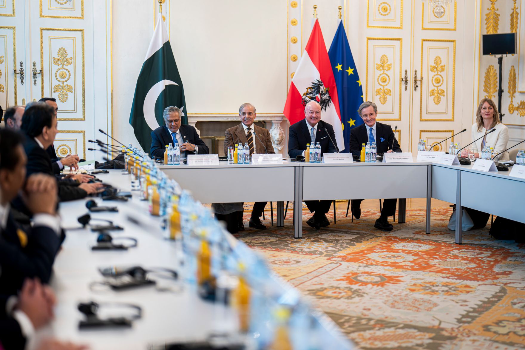 Am 16. Februar 2026 empfing Bundeskanzler Christian Stocker (3.v.r.) den Premierminister der Islamischen Republik Pakistan Muhammad Shehbaz Sharif (4.v.r.) zu einem Arbeitsgespr&auml;ch.