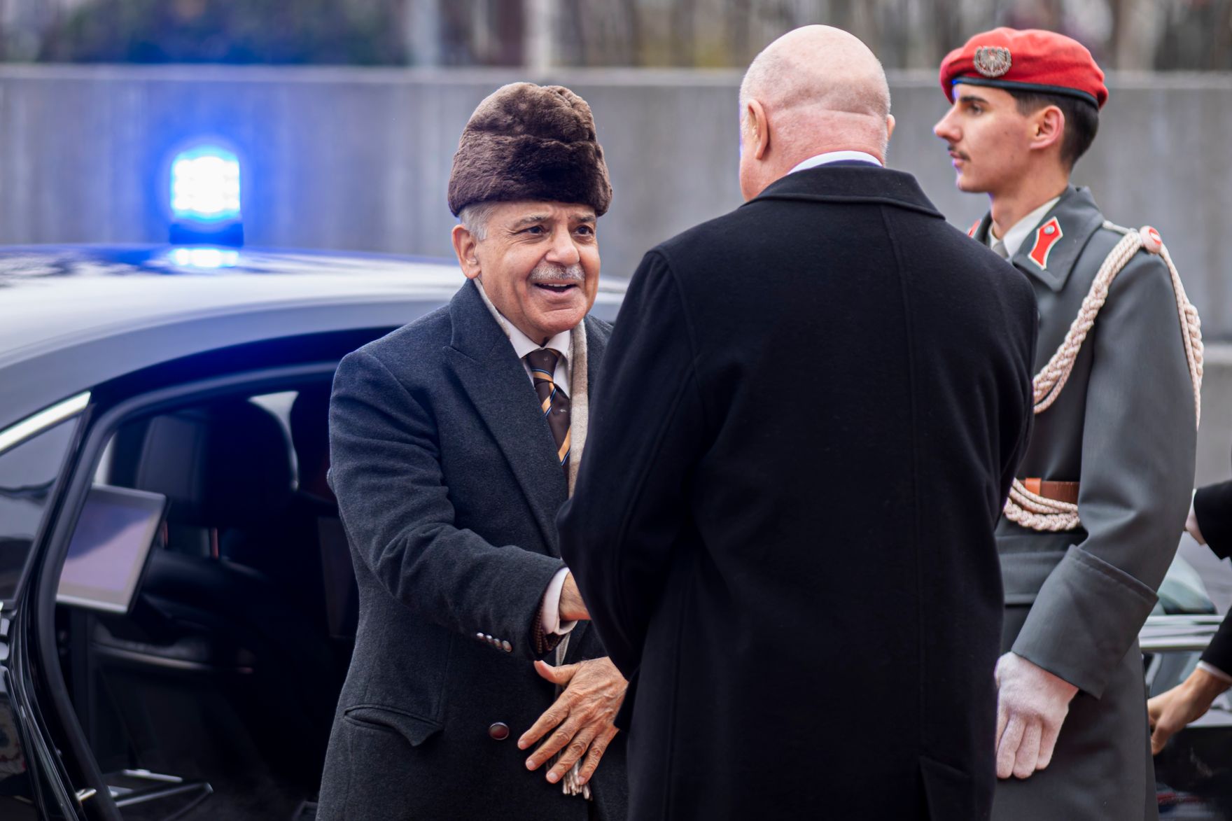 Am 16. Februar 2026 empfing Bundeskanzler Christian Stocker (m.) den Premierminister der Islamischen Republik Pakistan Muhammad Shehbaz Sharif (l.) zu einem Arbeitsgespr&auml;ch.