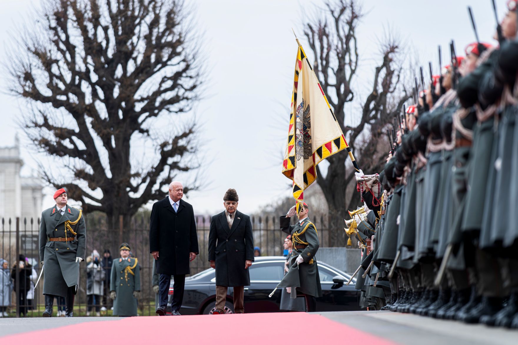 Am 16. Februar 2026 empfing Bundeskanzler Christian Stocker (3.v.l.) den Premierminister der Islamischen Republik Pakistan Muhammad Shehbaz Sharif (4.v.l.) zu einem Arbeitsgespr&auml;ch.