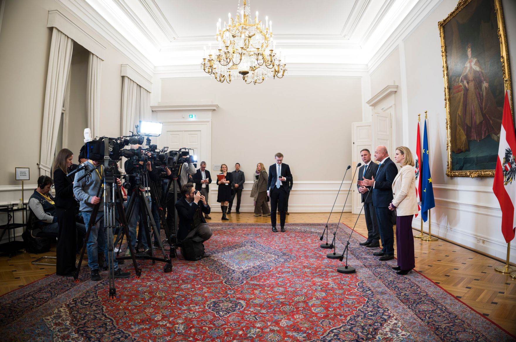 Am 26. Februar 2026 nahm Bundeskanzler Christian Stocker (2.v.r.) an der Pressekonferenz nach dem Pressegespr&auml;ch anl&auml;sslich der einj&auml;hrigen Zusammenarbeit der Bundesregierung gemeinsam mit Vizekanzler Andreas Babler (3.v.r.) und Bundesministerin Beate Meinl-Reisinger (r.) teil.