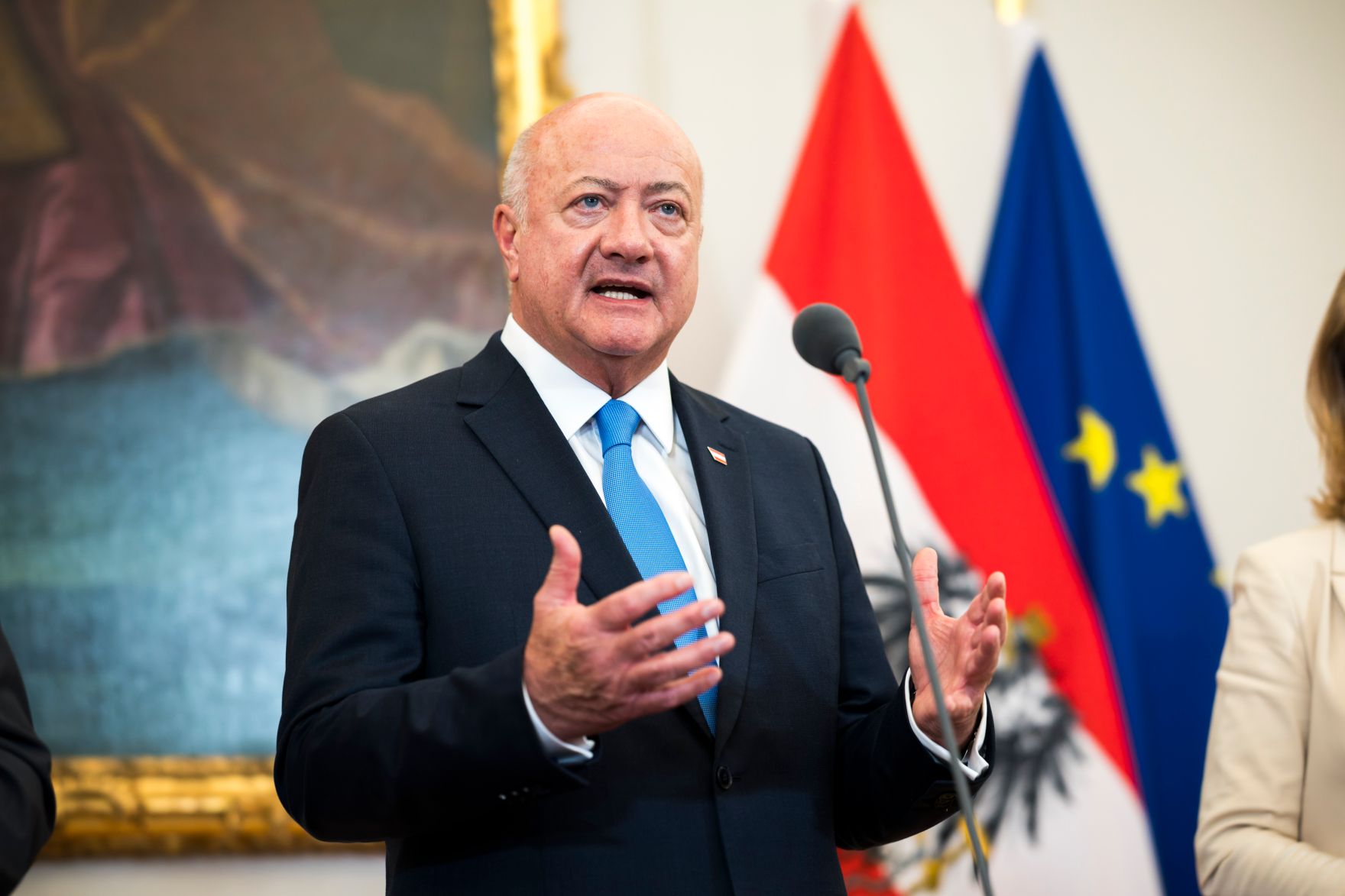 Am 26. Februar 2026 nahm Bundeskanzler Christian Stocker (im Bild) an der Pressekonferenz nach dem Pressegespr&auml;ch anl&auml;sslich der einj&auml;hrigen Zusammenarbeit der Bundesregierung gemeinsam mit Vizekanzler Andreas Babler und Bundesministerin Beate Meinl-Reisinger teil.