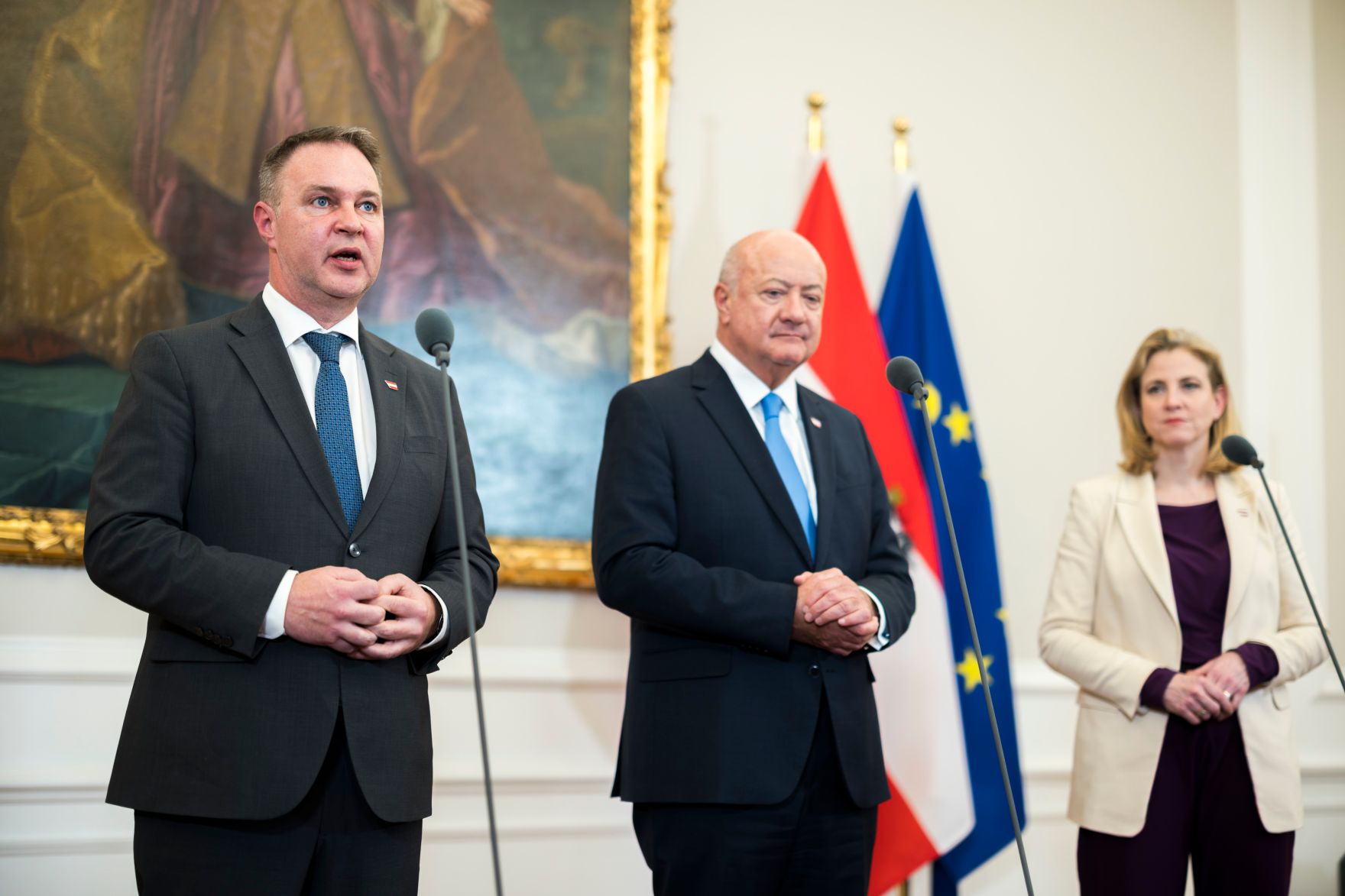 Am 26. Februar 2026 nahm Bundeskanzler Christian Stocker (m.) an der Pressekonferenz nach dem Pressegespr&auml;ch anl&auml;sslich der einj&auml;hrigen Zusammenarbeit der Bundesregierung gemeinsam mit Vizekanzler Andreas Babler (l.) und Bundesministerin Beate Meinl-Reisinger (r.) teil.