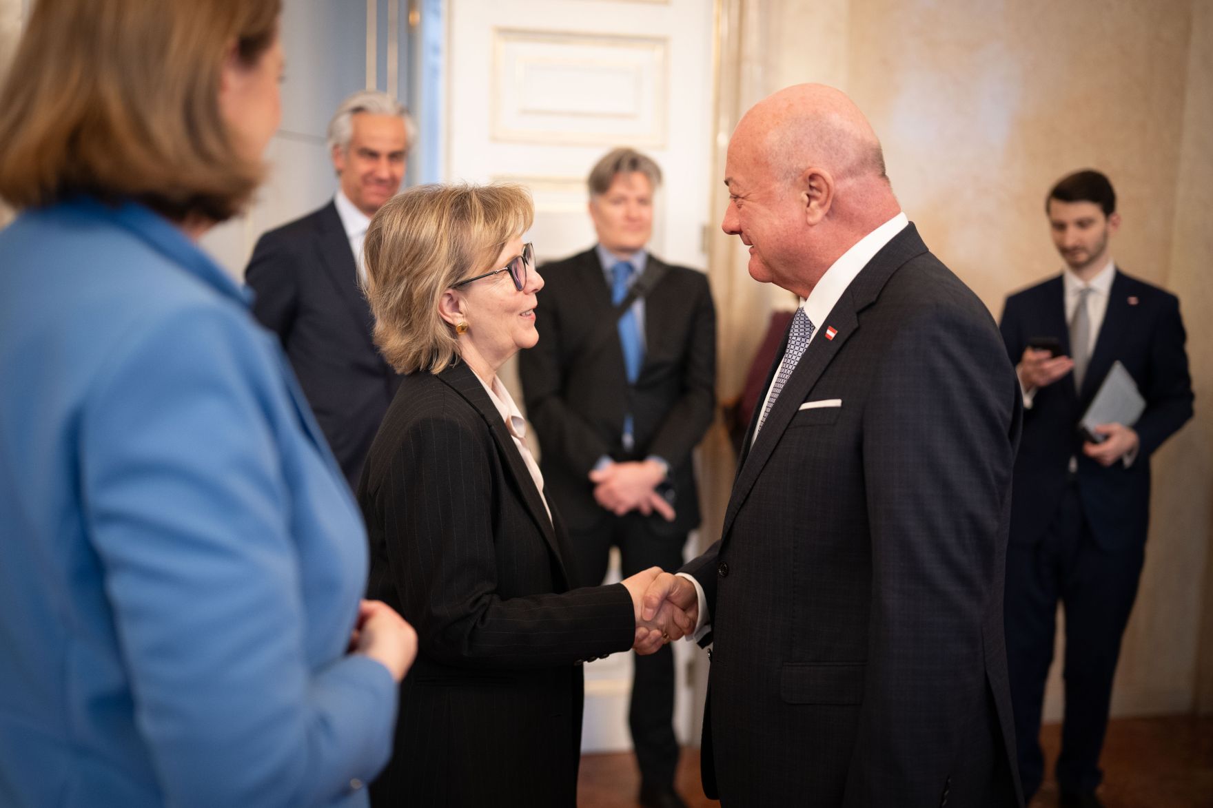 Am 3. M&auml;rz 2026 empfing Bundeskanzler Christian Stocker (r.) die EU-Kommissarin f&uuml;r Finanzdienstleistungen Maria Lu&iacute;s Albuquerque (m.), zu einem Arbeitsgespr&auml;ch im Bundeskanzleramt. Im Bild mit Staatssekret&auml;rin Barbara Eibinger-Miedl (l.).