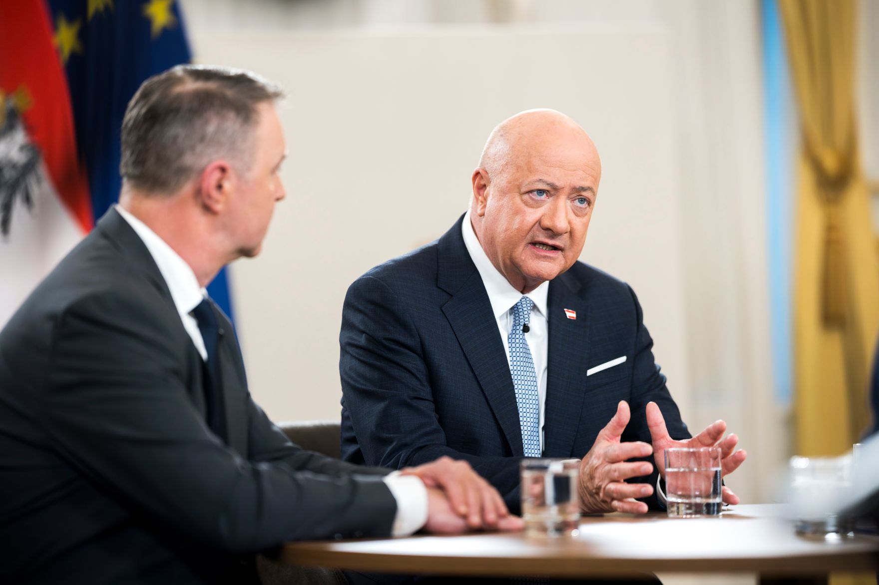 Am 2. M&auml;rz 2026 nahmen Bundeskanzler Christian Stocker (r.), Vizekanzler Andreas Babler (l.) und Au&szlig;enministerin Beate Meinl-Reisinger am Interview zum Thema &bdquo;Ein Jahr Regierung&ldquo; mit Susanne Schnabl und Klaus Webhofer im Bundeskanzleramt teil.