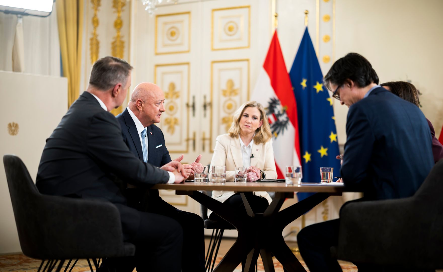 Am 2. M&auml;rz 2026 nahmen Bundeskanzler Christian Stocker (2.v.l.), Vizekanzler Andreas Babler (l.) und Au&szlig;enministerin Beate Meinl-Reisinger (m.) am Interview zum Thema &bdquo;Ein Jahr Regierung&ldquo; mit Susanne Schnabl (r.) und Klaus Webhofer (2.v.r.) im Bundeskanzleramt teil.