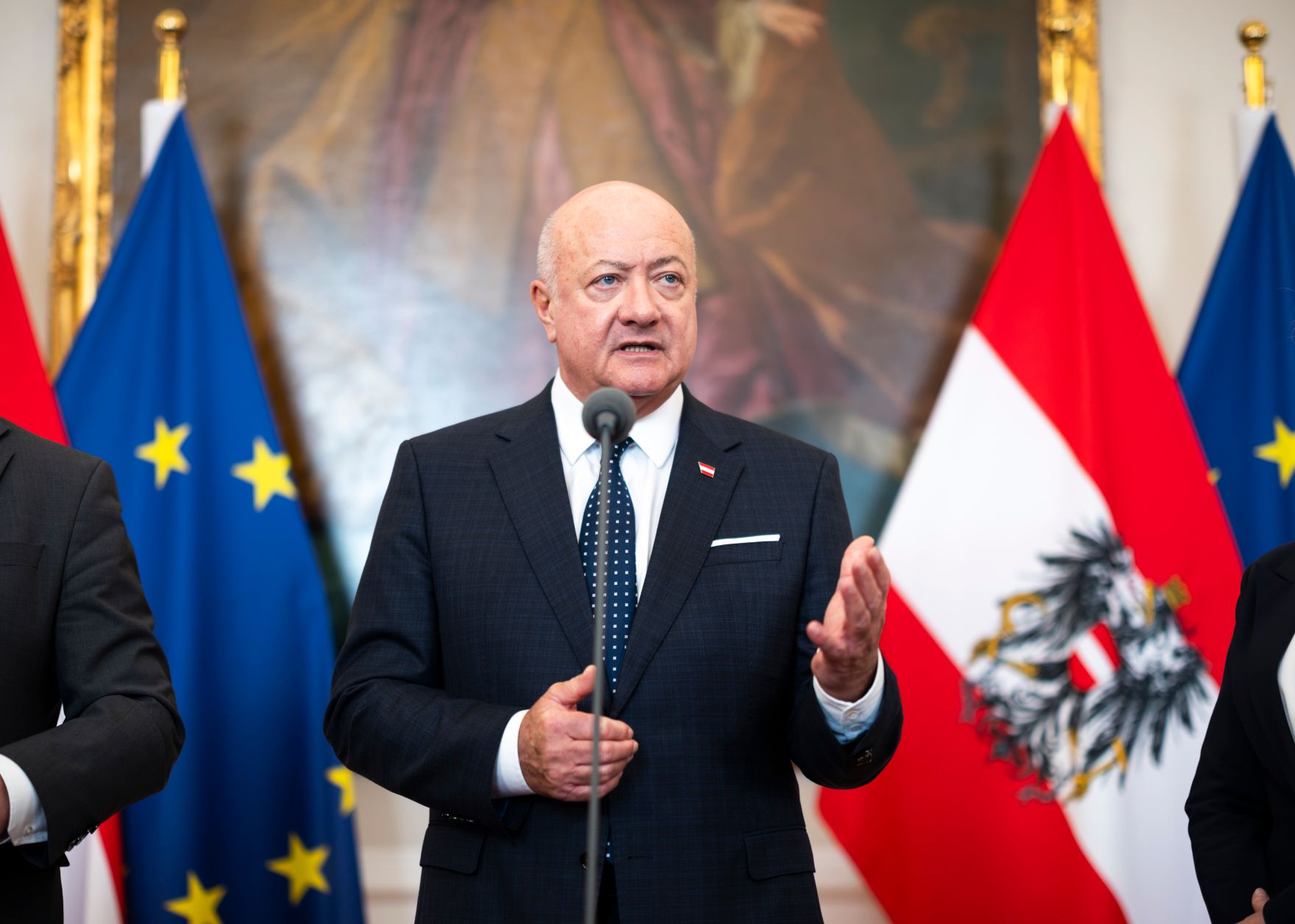 Am 4. M&auml;rz 2026 nahmen Bundeskanzler Christian Stocker (im Bild), Vizekanzler Andreas Babler und Au&szlig;enministerin Beate Meinl-Reisinger am Doorstep vor dem Ministerrat teil.