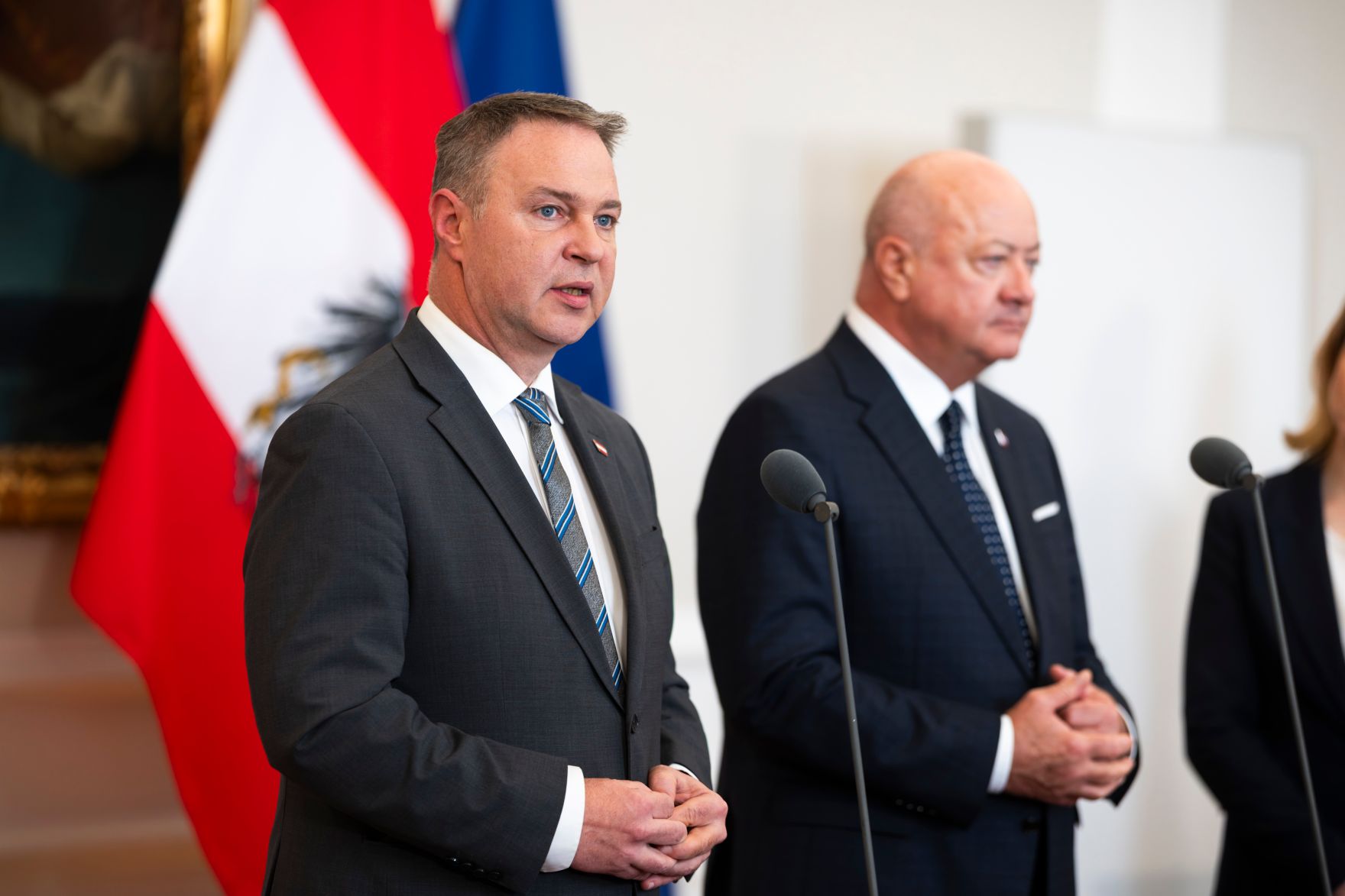 Am 4. M&auml;rz 2026 nahmen Bundeskanzler Christian Stocker (r.), Vizekanzler Andreas Babler (l.) und Au&szlig;enministerin Beate Meinl-Reisinger am Doorstep vor dem Ministerrat teil.