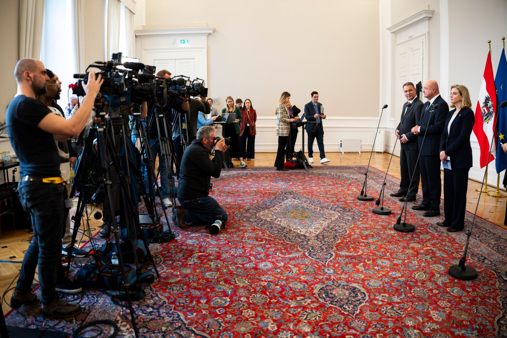 Am 4. M&auml;rz 2026 nahmen Bundeskanzler Christian Stocker (2.v.r.), Vizekanzler Andreas Babler (3.v.r.) und Au&szlig;enministerin Beate Meinl-Reisinger (r.) am Doorstep vor dem Ministerrat teil.