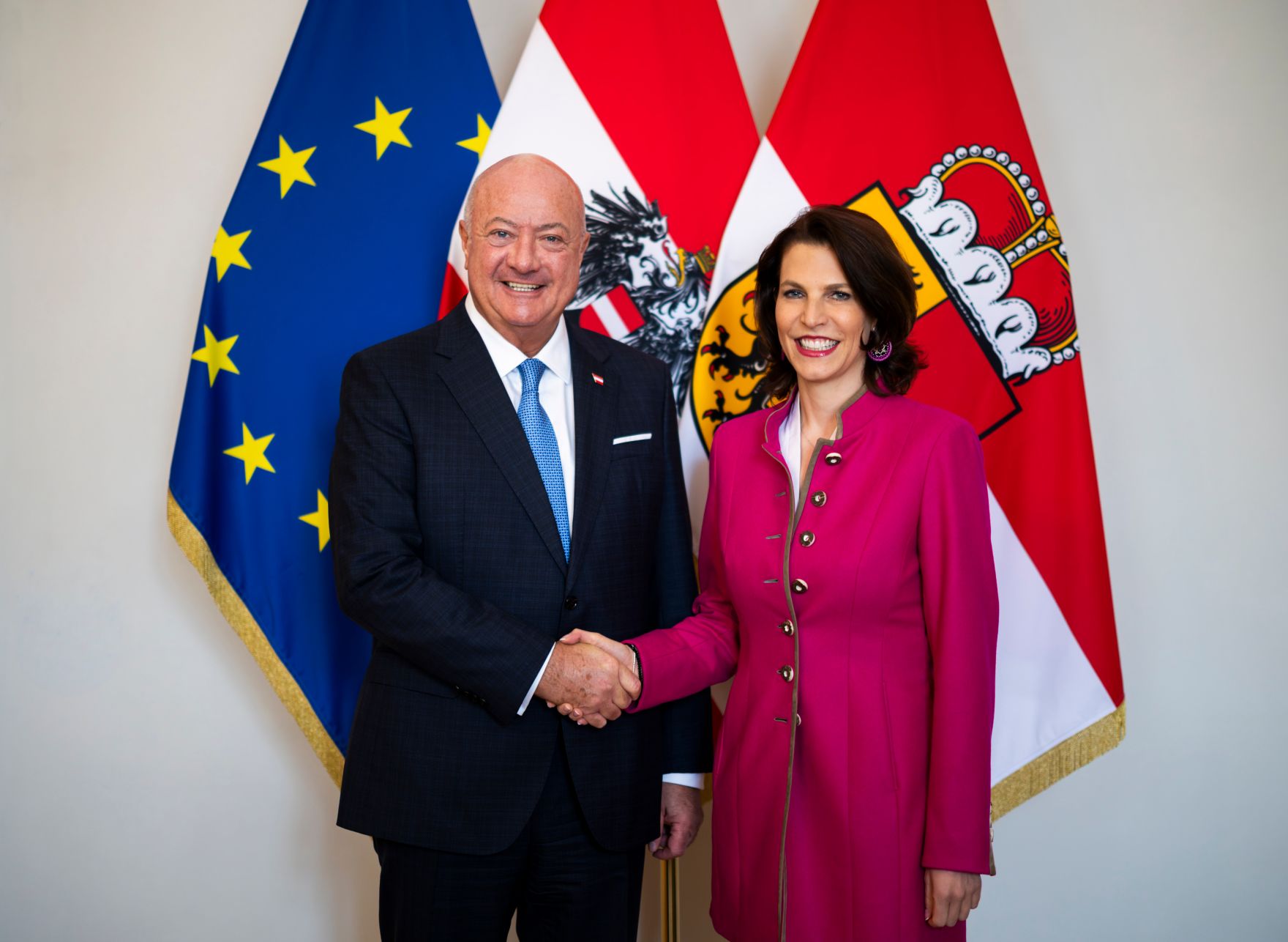 Am 12. M&auml;rz 2026 traf Bundeskanzler Christian Stocker (l.) im Rahmen seines Bundesl&auml;ndertages die Landeshauptfrau von Salzburg Karoline Edtstadler (r.).