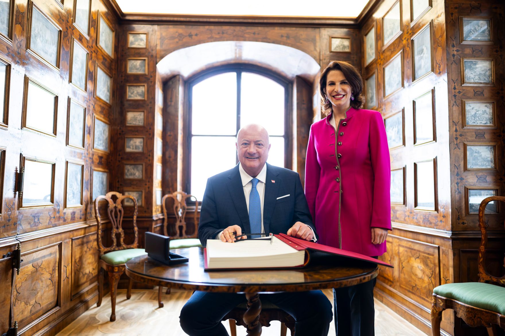 Am 12. M&auml;rz 2026 traf Bundeskanzler Christian Stocker (l.) im Rahmen seines Bundesl&auml;ndertages die Landeshauptfrau von Salzburg Karoline Edtstadler (r.).